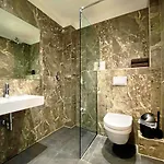 Mb Hotel מלון